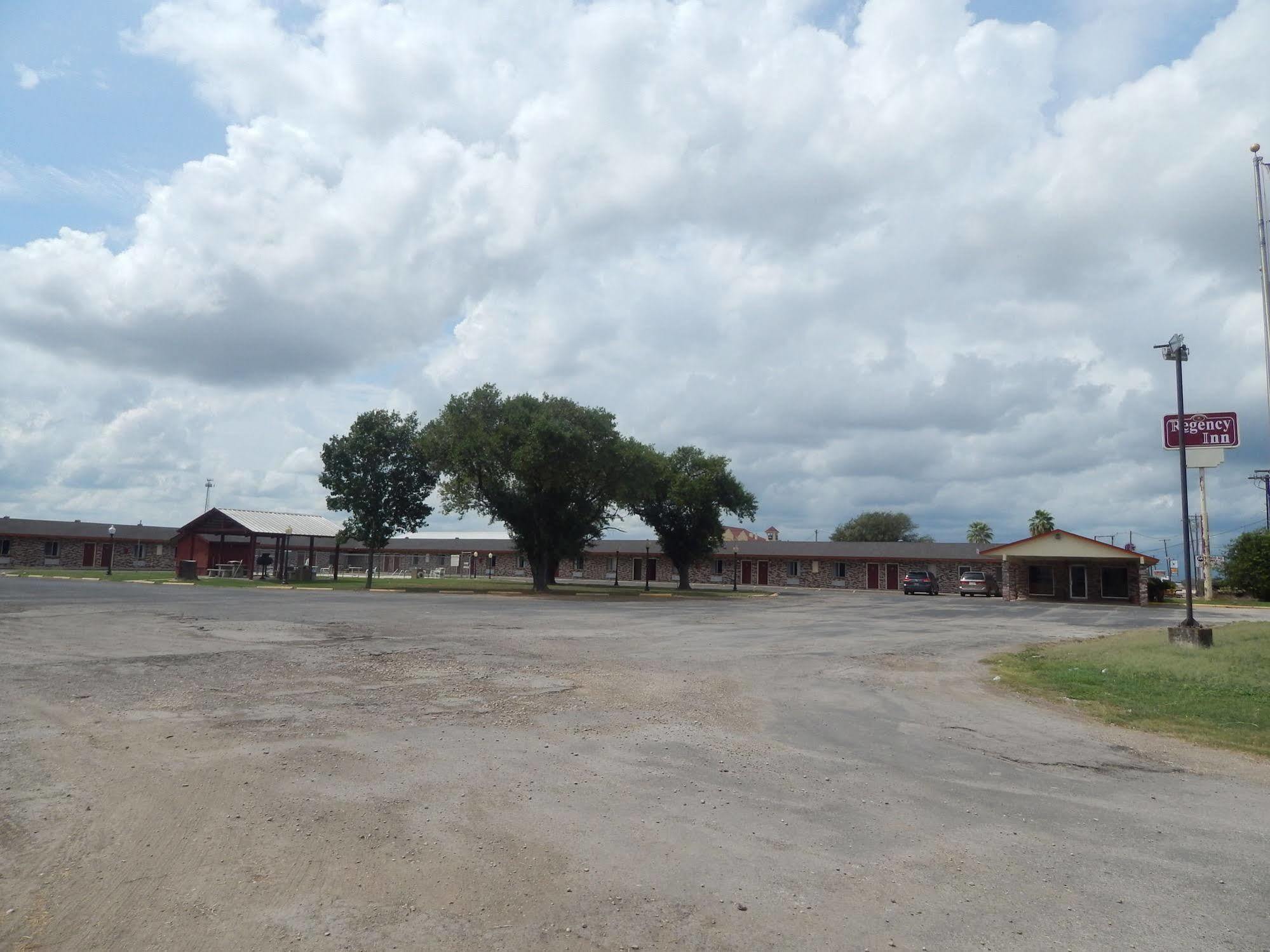Regency Inn Hondo Buitenkant foto